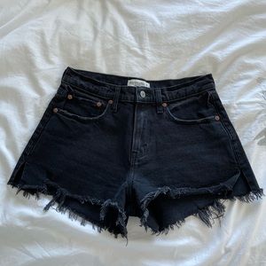 Abercrombie distressed mom short